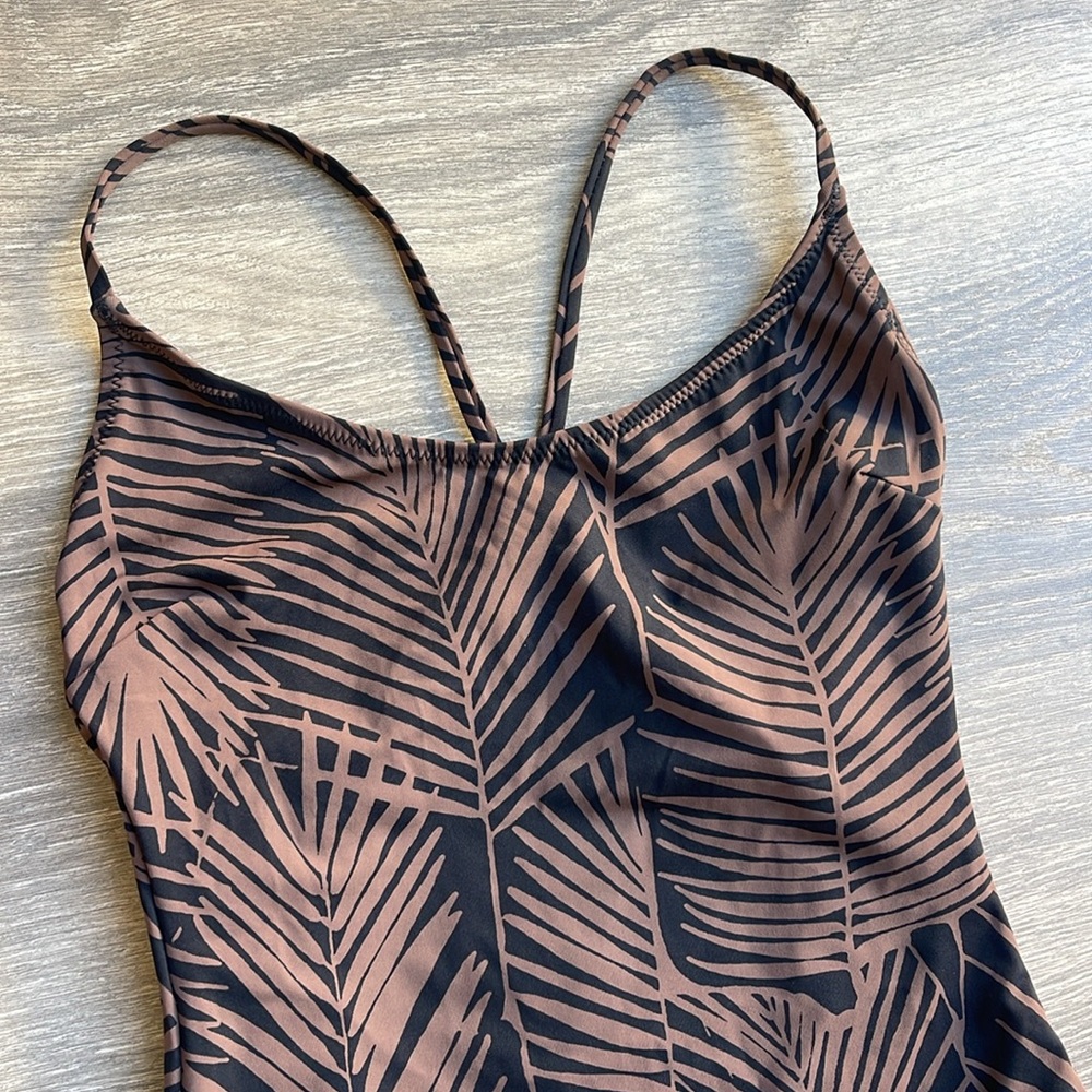 Vuori Sunkissed One Piece Women's Swimsuit, chocolate fronds - Picture 8 of 10